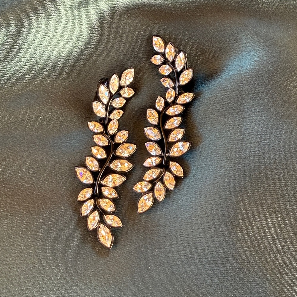 Elegant Kenneth Jay Lane Black Leaf Drop Earrings. - Picture 6 of 6